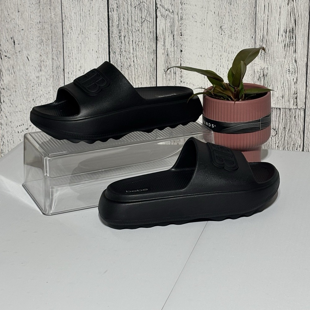 Bebe Womens Slide  Size 9 Black Sandals 3D Logo Pool, Beach Vacation  New